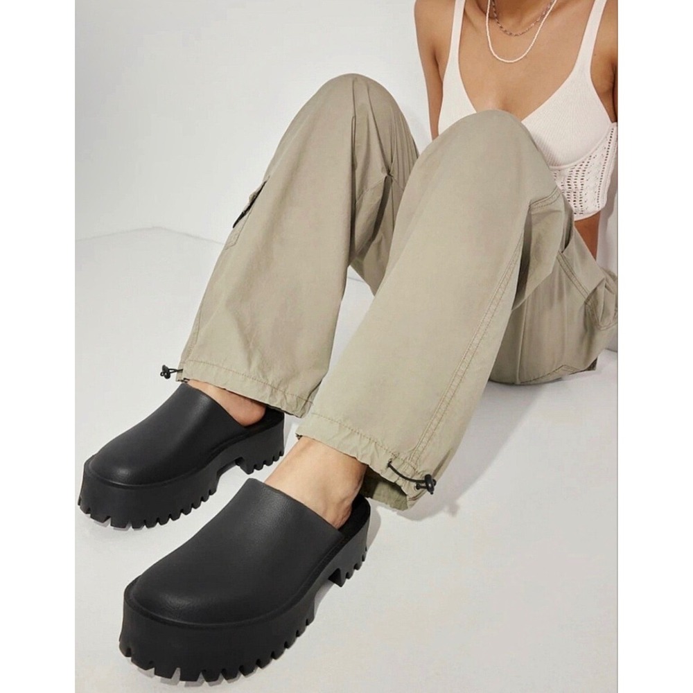 Jeffrey Campbell Clogge Black Matte Platform Lug Sole Mules Clogs Womens size 7